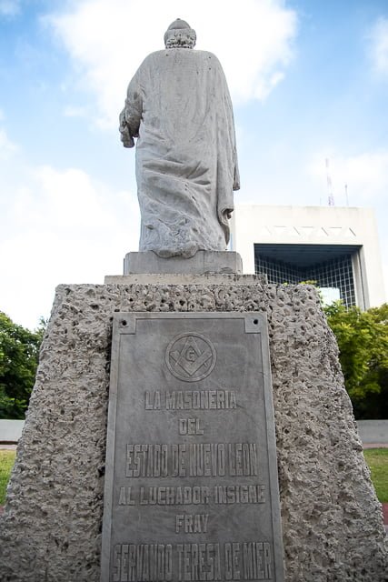 estatua de padre mier masones