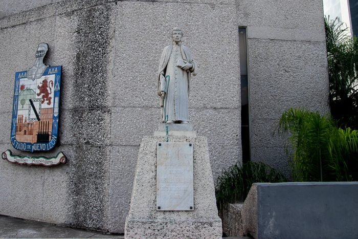 estatua padre mier monterrey