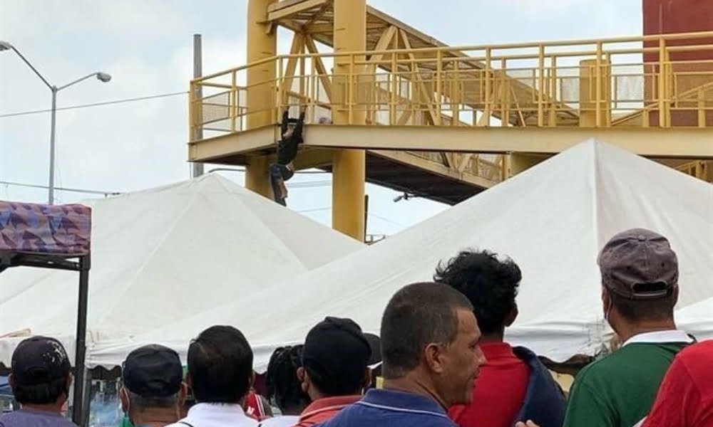 MUJER MONTERREY PUENTE VIDEO CASA INDI